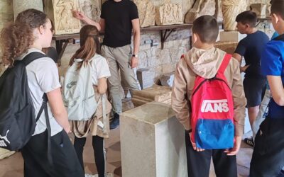 Mali arheolozi u arheološkom muzeju u Splitu