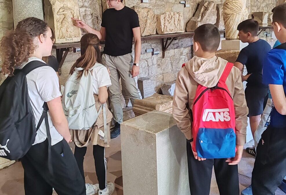 Mali arheolozi u arheološkom muzeju u Splitu